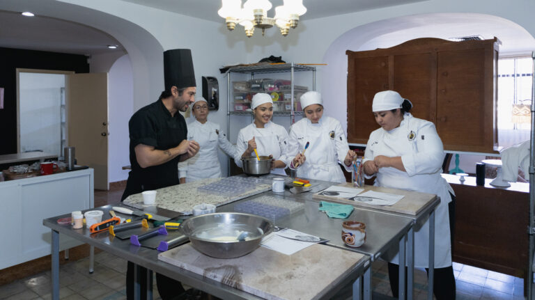 alumnos aprendiendo a hacer chocolates